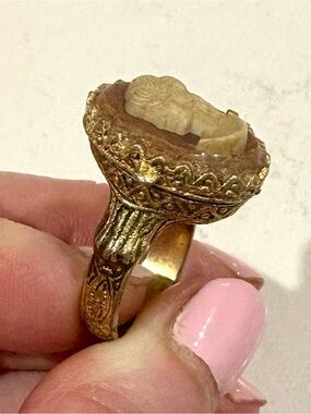Vintage 1950s Cameo Solid Perfume Holder Ring Adjustable Gold Tone Victorian